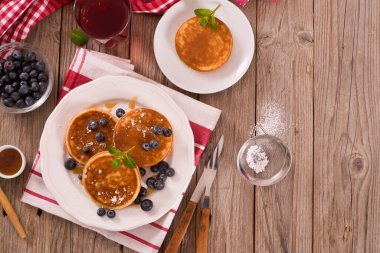 Yaban mersinli krep ve çikolata kremalı..