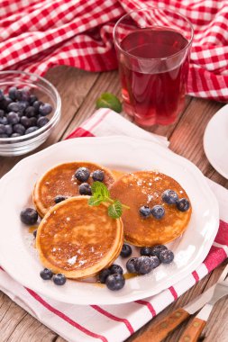 Yaban mersinli krep ve çikolata kremalı..