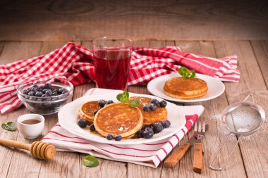 Yaban mersinli krep ve çikolata kremalı..