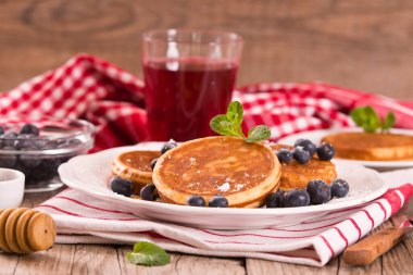 Yaban mersinli krep ve çikolata kremalı..