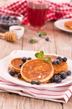 Yaban mersinli krep ve çikolata kremalı..