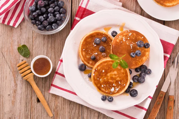 Yaban mersinli krep ve çikolata kremalı..