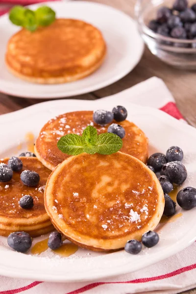 Yaban mersinli krep ve çikolata kremalı..