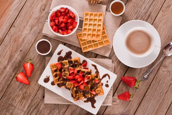 Waffle Dengan Stroberi Dan Krim Cokelat — Stok Foto