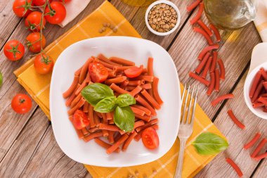 Kirazlı domates ve fesleğenli mercimek makarna.