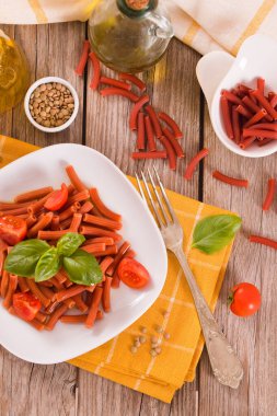 Kirazlı domates ve fesleğenli mercimek makarna.