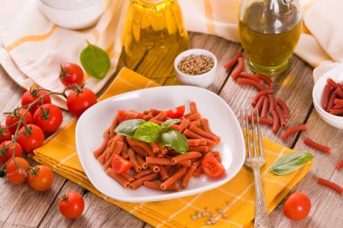 Kirazlı domates ve fesleğenli mercimek makarna.