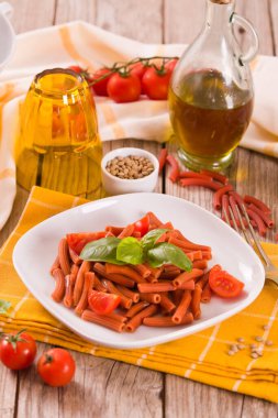 Kirazlı domates ve fesleğenli mercimek makarna.