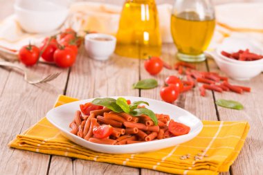 Kirazlı domates ve fesleğenli mercimek makarna.