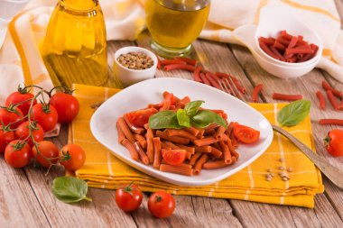 Kirazlı domates ve fesleğenli mercimek makarna.