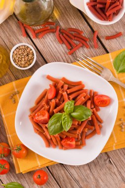 Kirazlı domates ve fesleğenli mercimek makarna.