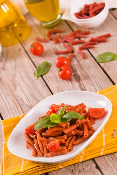 Kirazlı domates ve fesleğenli mercimek makarna.