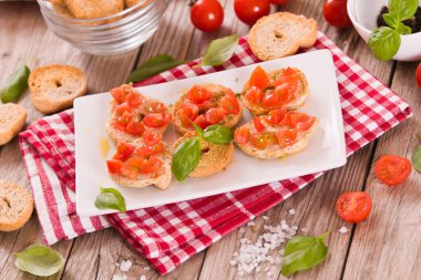 Kirazlı domates ve fesleğenli friselle..