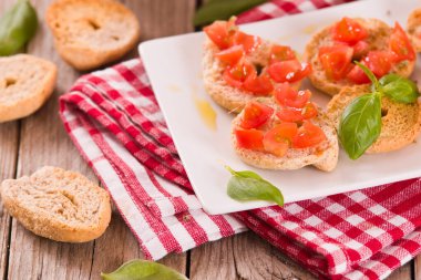 Kirazlı domates ve fesleğenli friselle..