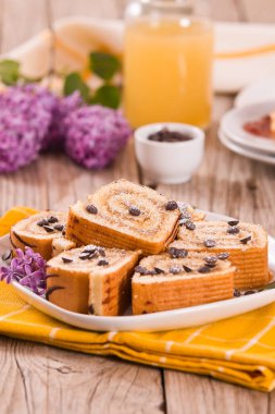 İsviçre usulü kek, çikolata parçacıklı..