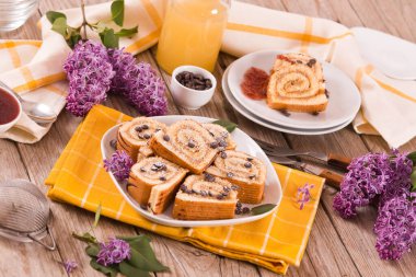 İsviçre usulü kek, çikolata parçacıklı..