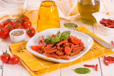 Kirazlı domates ve fesleğenli mercimek makarna.