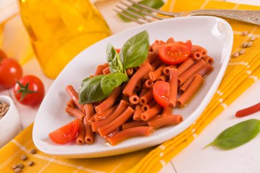 Kirazlı domates ve fesleğenli mercimek makarna.