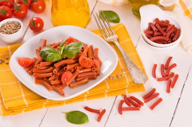 Kirazlı domates ve fesleğenli mercimek makarna.