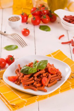 Kirazlı domates ve fesleğenli mercimek makarna.