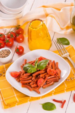 Kirazlı domates ve fesleğenli mercimek makarna.