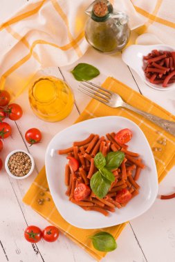 Kirazlı domates ve fesleğenli mercimek makarna.