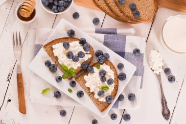 Çavdar ekmeği, süzme peynir, yabanmersini ve bal..