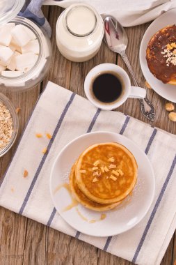 Beyaz tabakta pullu krep..