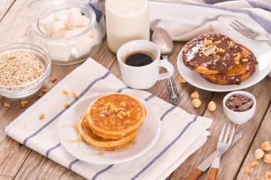 Beyaz tabakta pullu krep..