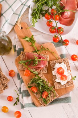 Susamlı kızarmış çavdar ekmeği, jambon ve süzme peynir..