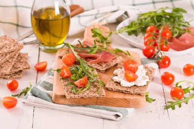 Susamlı kızarmış çavdar ekmeği, jambon ve süzme peynir..