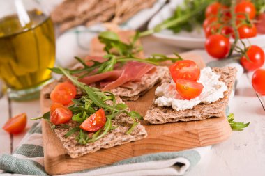 Susamlı kızarmış çavdar ekmeği, jambon ve süzme peynir..