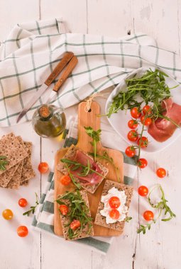 Susamlı kızarmış çavdar ekmeği, jambon ve süzme peynir..