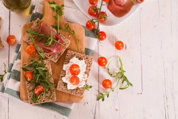 Susamlı kızarmış çavdar ekmeği, jambon ve süzme peynir..