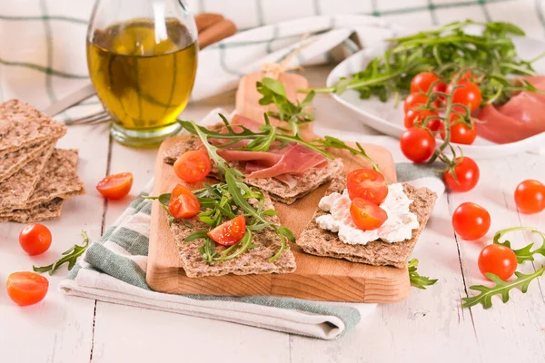 Susamlı kızarmış çavdar ekmeği, jambon ve süzme peynir..