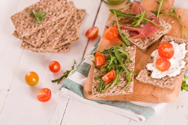 Susamlı kızarmış çavdar ekmeği, jambon ve süzme peynir..