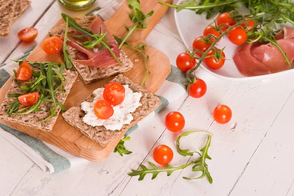 Susamlı kızarmış çavdar ekmeği, jambon ve süzme peynir..