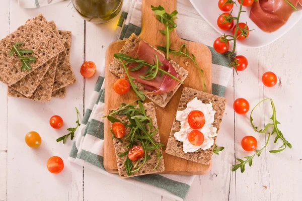 Susamlı kızarmış çavdar ekmeği, jambon ve süzme peynir..