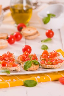 Kirazlı domates ve fesleğenli friselle..