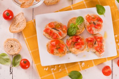 Kirazlı domates ve fesleğenli friselle..