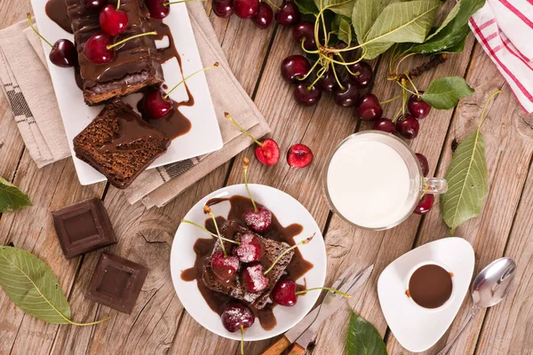 Tarta Chocolate Con Cerezas — Foto de Stock