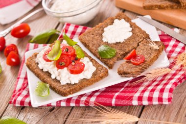 Çavdar ekmeği, süzme peynir, fesleğen ve domates..