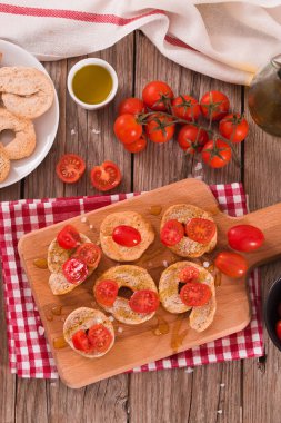 Kirazlı domates ve tuzlu friselle..