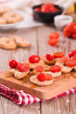 Kirazlı domates ve tuzlu friselle..