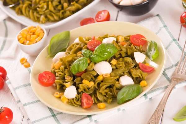 Fusilli Pasta Met Kerstomaten Suikermaïs — Stockfoto