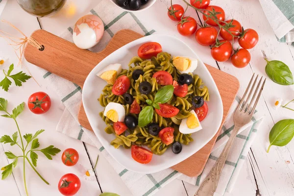 Fusilli Pasta Cherry Tomatoes Eggs Black Olives — Stockfoto