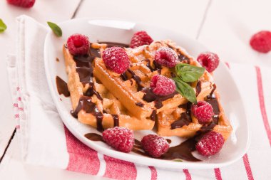 Ahududu ve çikolata kremalı waffle..