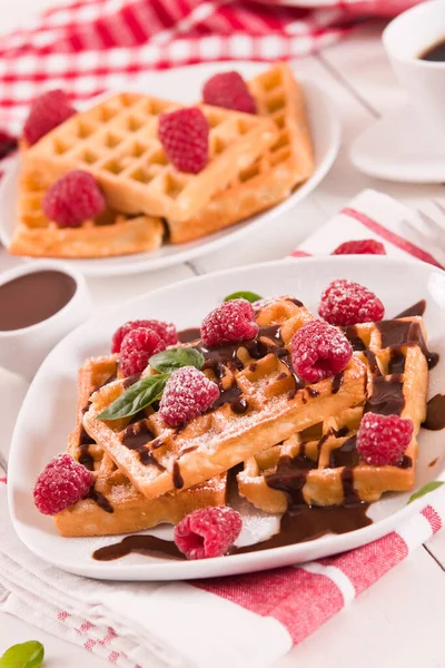 Waffles Com Framboesas Creme Chocolate — Fotografia de Stock