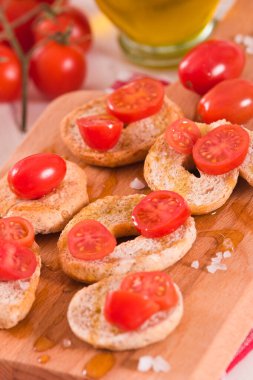 Kirazlı domates ve zeytinyağlı friselle..