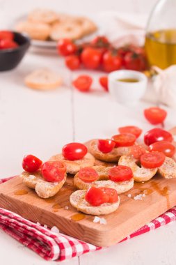 Kirazlı domates ve zeytinyağlı friselle..